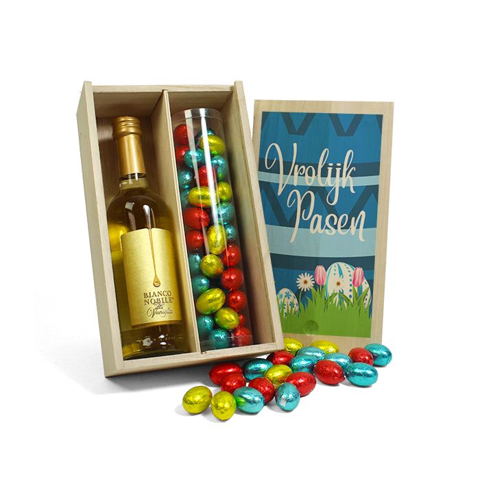 Houten kistje met vanille flavoured wijn en paaseitjes in koker